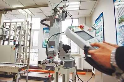 智能機器人的研發 企業如何推進“機械化減人、自動化換人”的高效轉型